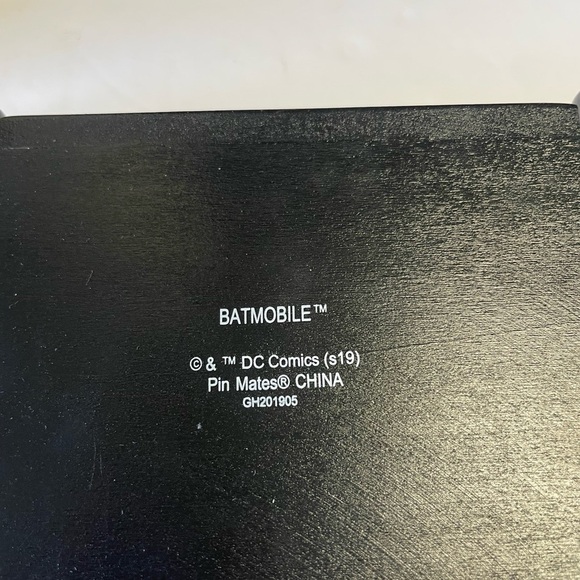 SDCC 2019 EE Exclusive: Batman - Classic TV Series Batmobile & Batcave Pin Mates - Picture 3 of 3